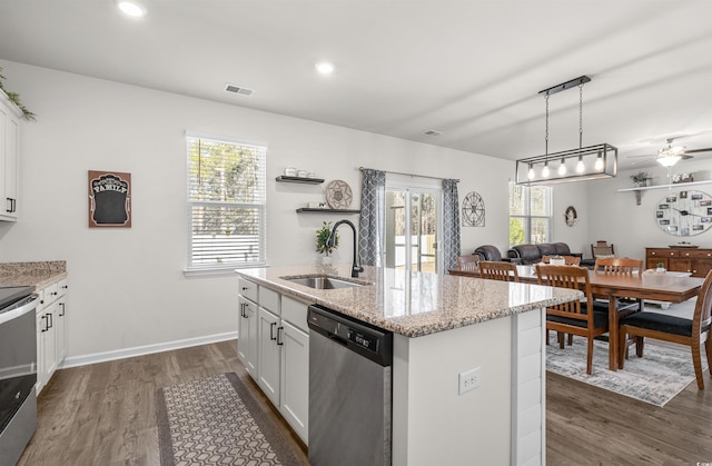 kitchen with dark wood finished floors, appliances with stainless steel finishes, a sink, and visible vents