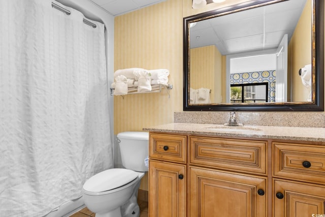 full bathroom with a shower with curtain, toilet, and vanity