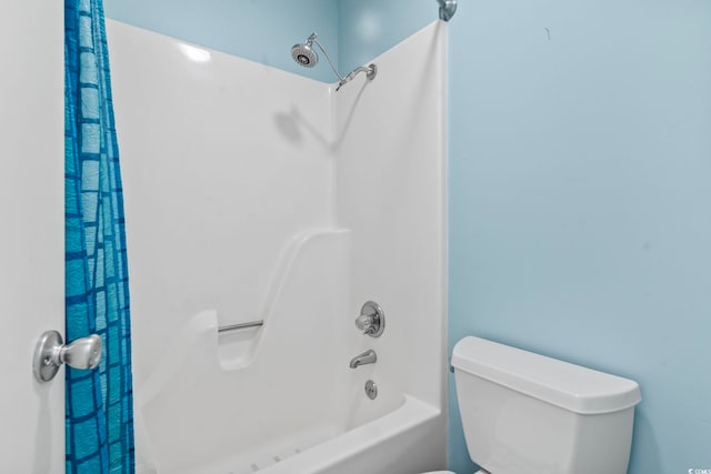 full bath featuring toilet and shower / bathtub combination with curtain