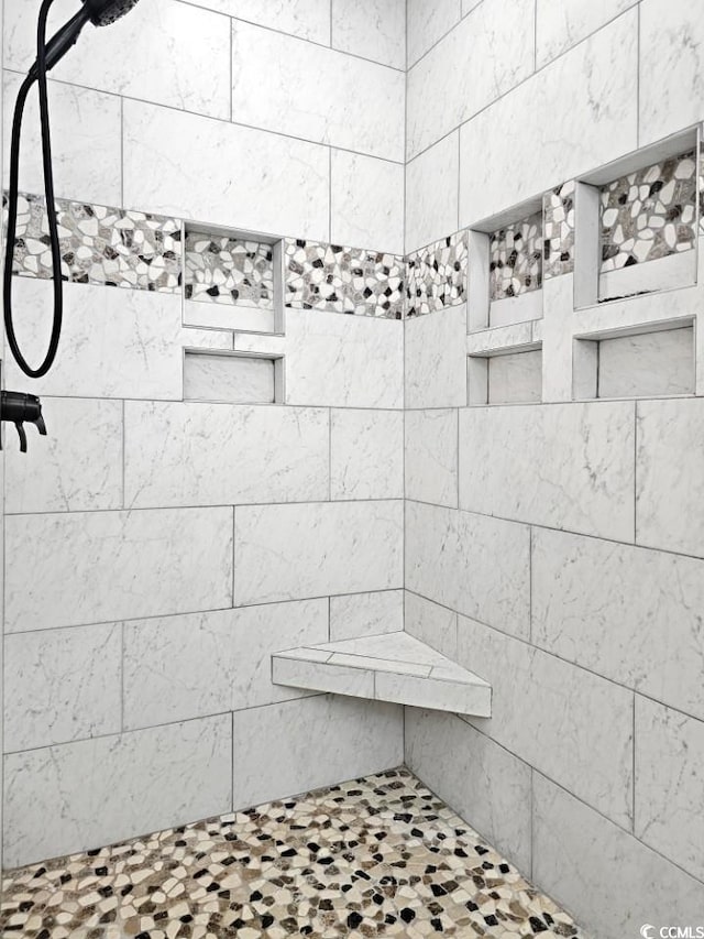 room details featuring tiled shower