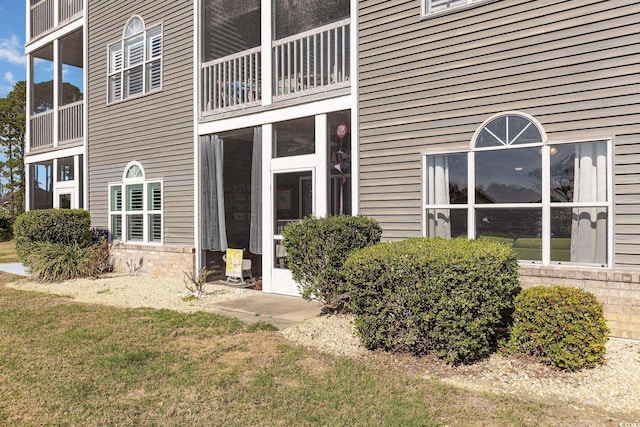 property entrance featuring a yard