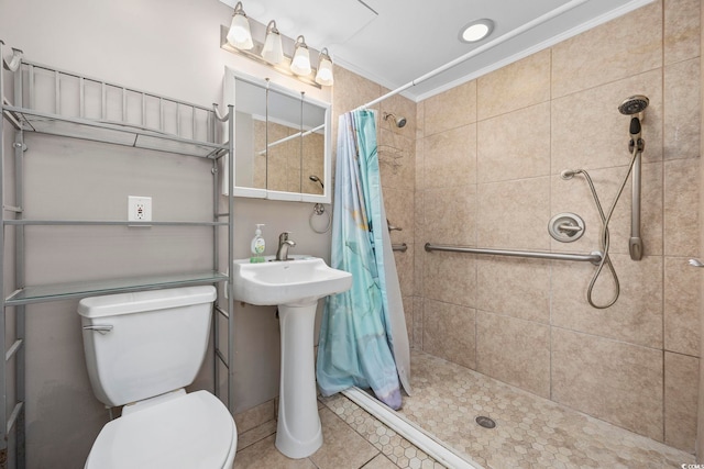 full bathroom with tiled shower, tile patterned floors, toilet, and crown molding