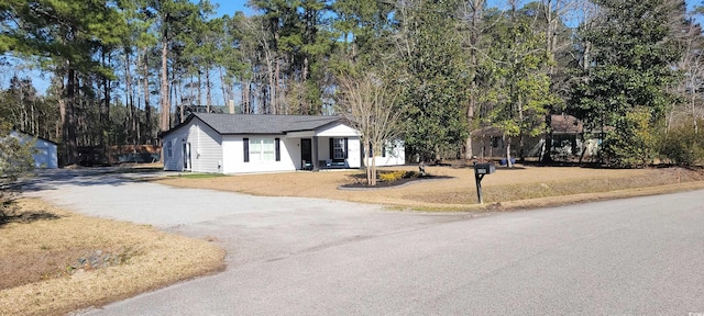 view of front facade featuring a front yard and driveway