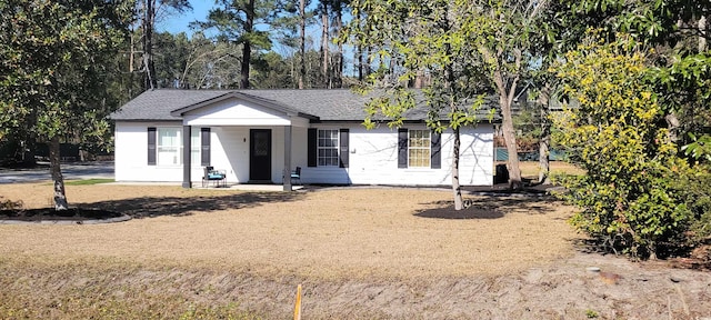 ranch-style house featuring a shingled roof