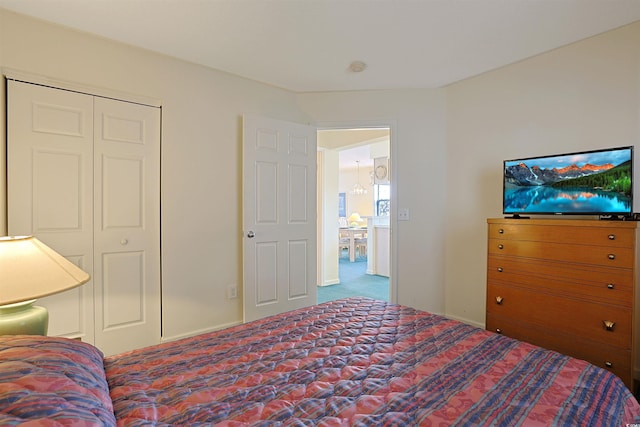 bedroom featuring carpet flooring and a closet