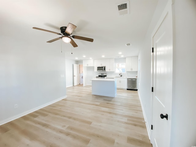 unfurnished living room featuring recessed lighting, visible vents, a sink, light wood-style floors, and ceiling fan
