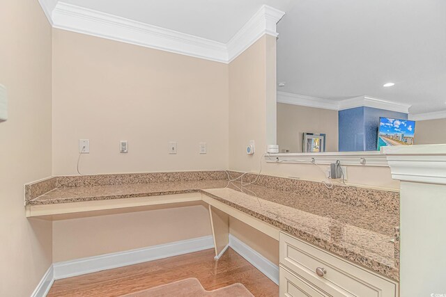 bathroom featuring baseboards, recessed lighting, wood finished floors, and crown molding