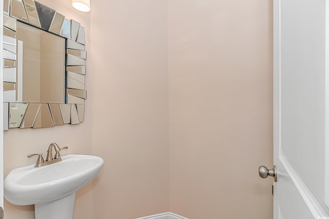 bathroom featuring a sink