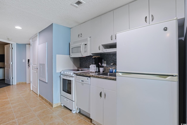 kitchen with a textured ceiling, white appliances, a sink, visible vents, and backsplash