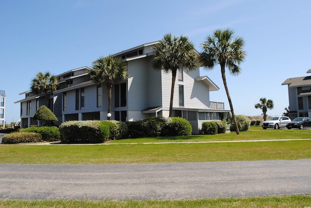 view of side of property featuring a lawn