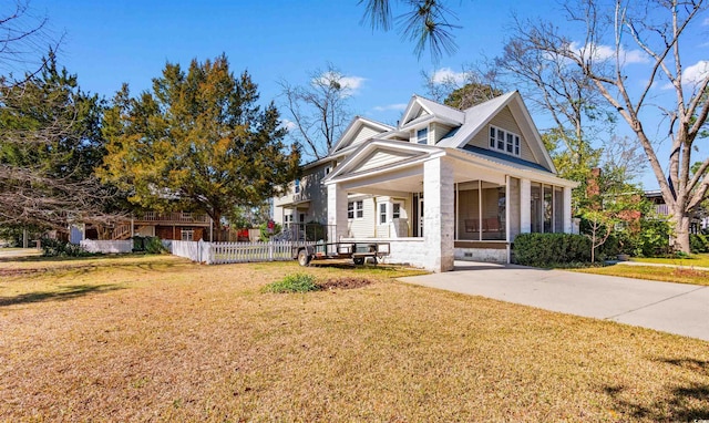 view of front facade with fence and a front yard