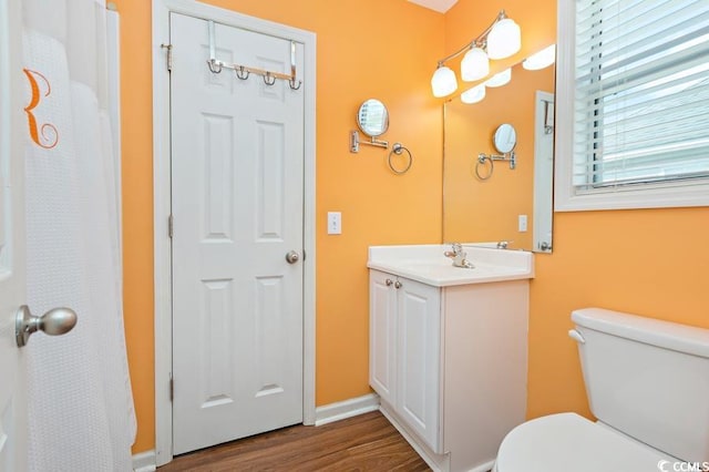 full bathroom featuring toilet, wood finished floors, vanity, baseboards, and a shower with curtain