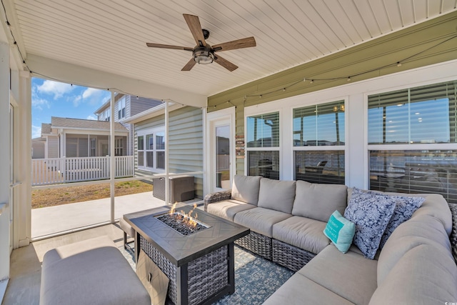 sunroom with ceiling fan