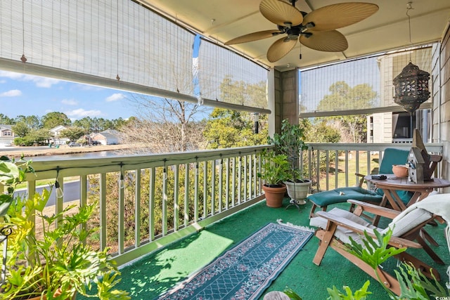 sunroom featuring ceiling fan