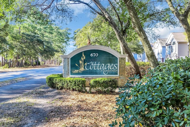 community sign featuring driveway