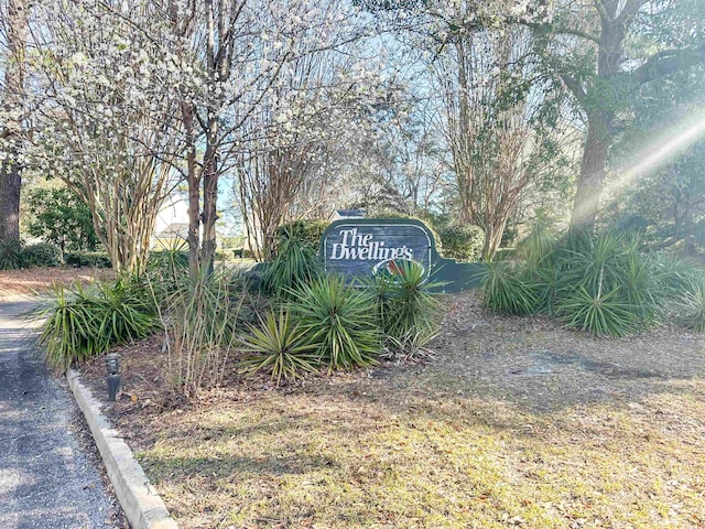 view of community / neighborhood sign