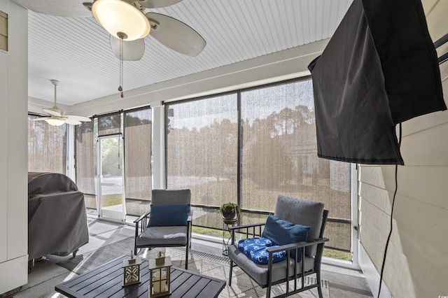 sunroom with ceiling fan