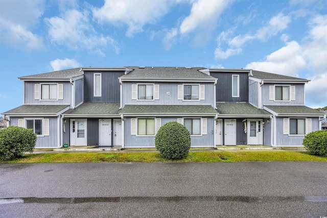 townhome / multi-family property featuring roof with shingles