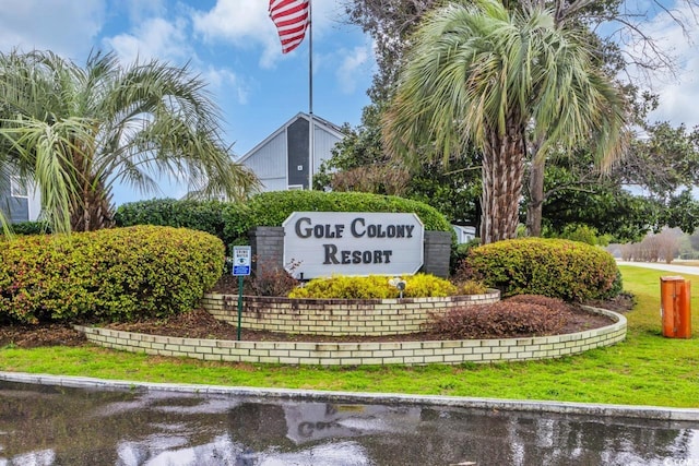 community sign with a lawn