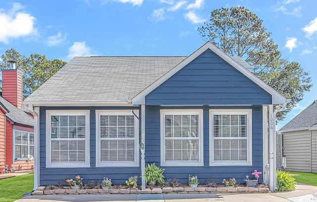 view of front of property featuring a shingled roof