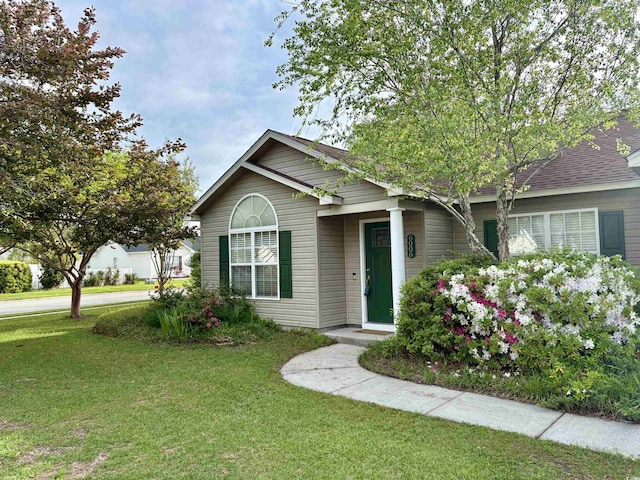 view of front facade with a front yard