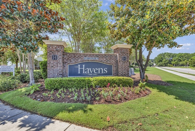 community sign with a yard