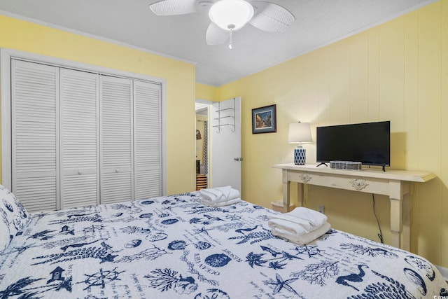 bedroom featuring a ceiling fan, crown molding, and a closet