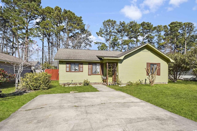 ranch-style house with a front lawn and fence