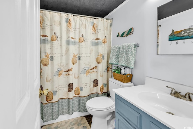 full bath featuring vanity, toilet, and a shower with curtain