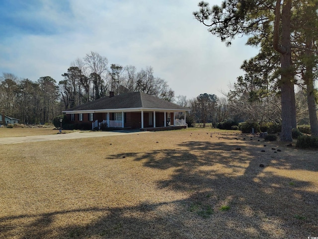 view of front of property with a porch and a front lawn