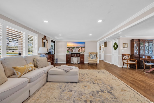 living area featuring crown molding, recessed lighting, wood finished floors, and baseboards