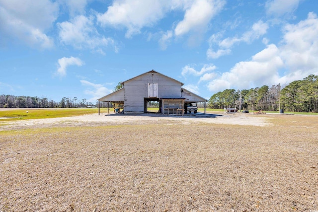 view of outdoor structure with an outbuilding