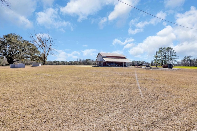 view of yard featuring an outdoor structure