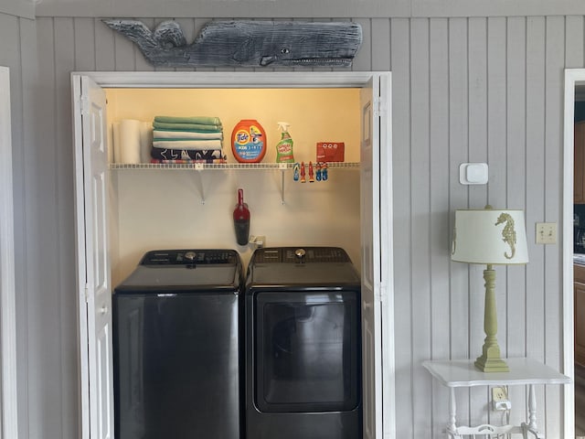 clothes washing area with laundry area and independent washer and dryer