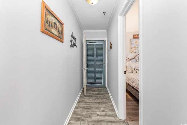 entryway featuring light wood-style flooring, baseboards, and ornamental molding