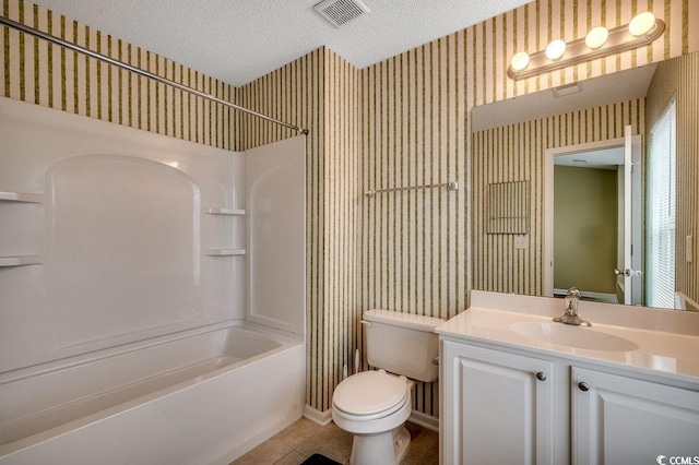 full bathroom featuring visible vents, a textured ceiling, toilet, and wallpapered walls