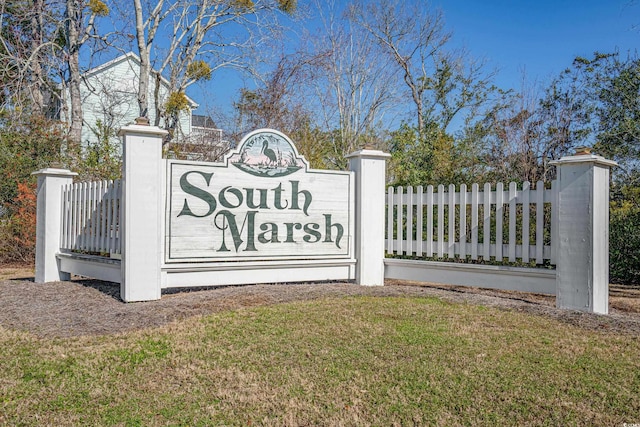 community sign featuring a yard