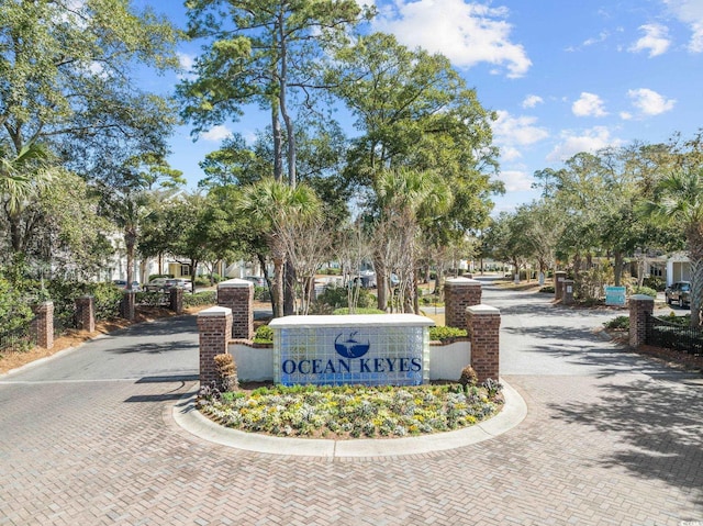 community / neighborhood sign with decorative driveway