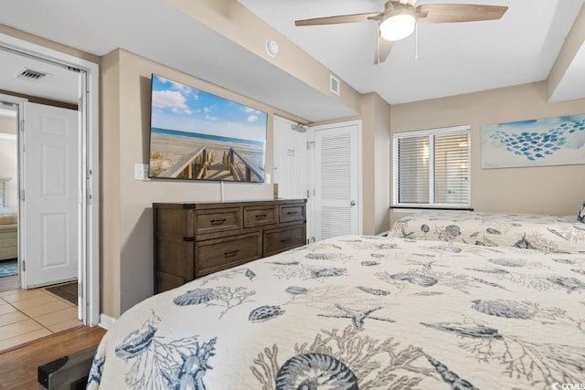 bedroom featuring a ceiling fan, visible vents, and a closet