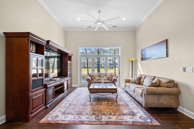 living area with baseboards, dark wood-type flooring, crown molding, ceiling fan, and recessed lighting