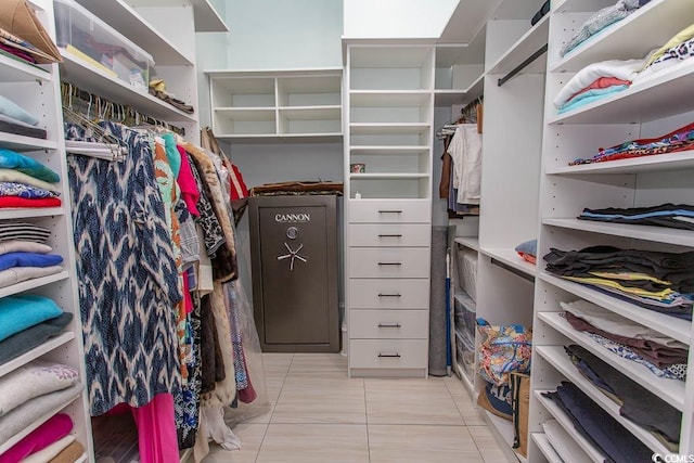 walk in closet with light tile patterned flooring