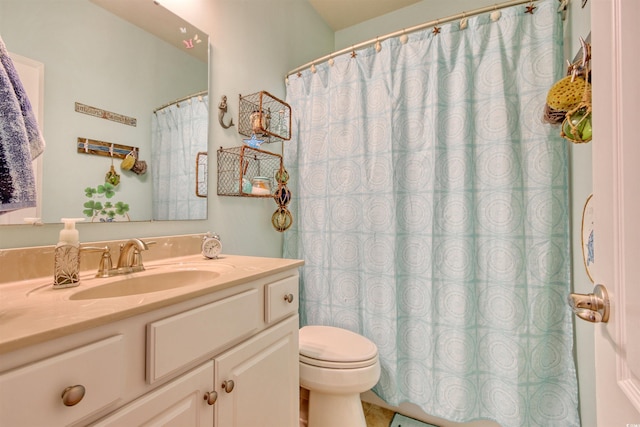 full bath featuring a shower with curtain, toilet, and vanity