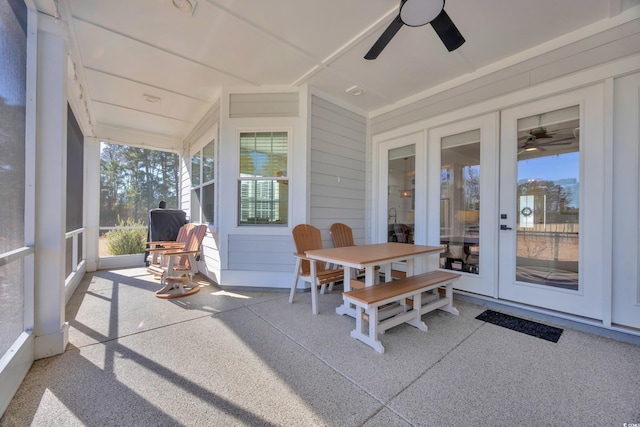 sunroom with ceiling fan