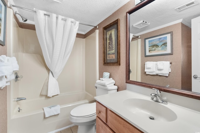 full bath with visible vents, toilet, shower / tub combo with curtain, a textured ceiling, and wallpapered walls