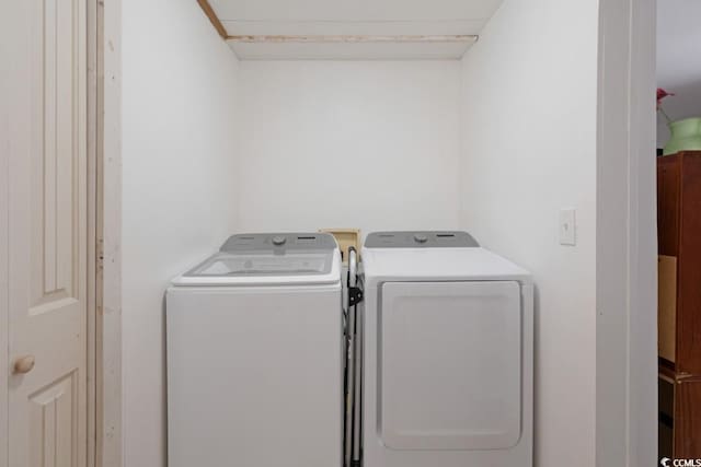 laundry room with laundry area and washer and clothes dryer