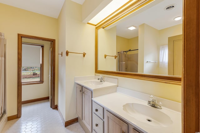 bathroom featuring visible vents, curtained shower, vanity, and baseboards