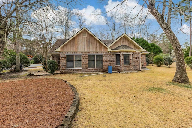 view of front of house featuring a front lawn and brick siding