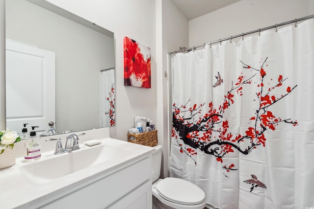 full bath featuring toilet, vanity, and a shower with curtain