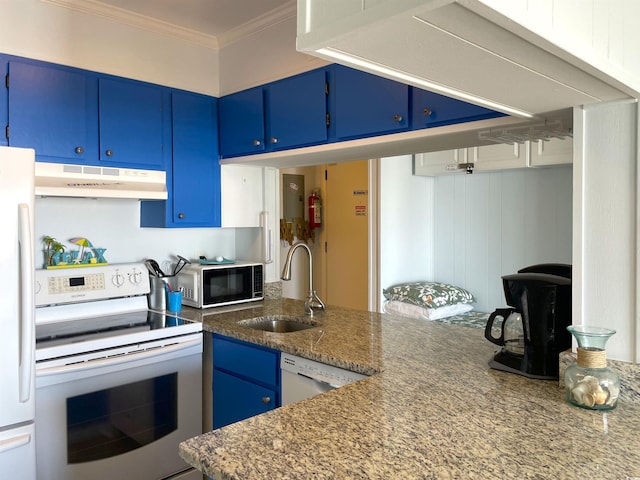 kitchen featuring ornamental molding, under cabinet range hood, blue cabinetry, a sink, and white appliances