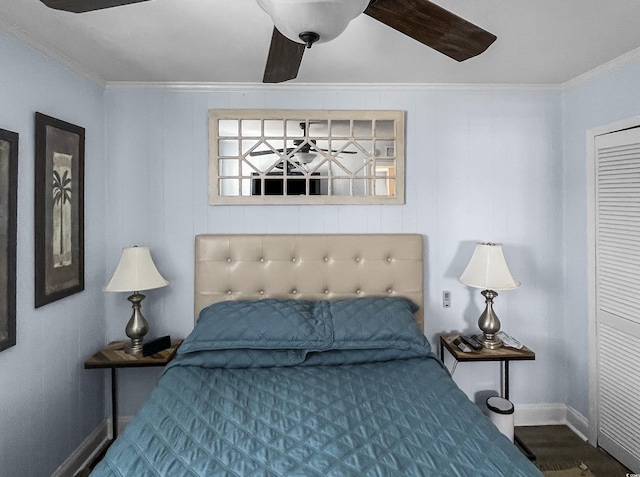 bedroom with wood finished floors, baseboards, ornamental molding, and a ceiling fan